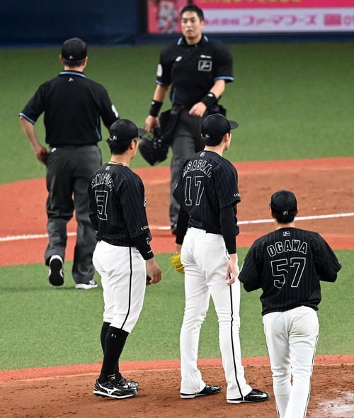 オリックス対ロッテ　2回裏オリックス2死二塁、白井球審に声を掛けられた佐々木朗（撮影・前岡正明）