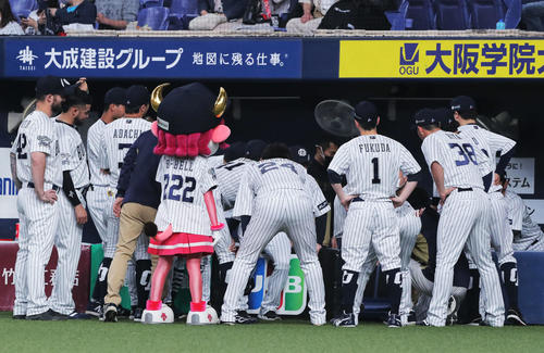 オリックス対ロッテ　試合前円陣を組むオリックスナイン（撮影・河田真司）