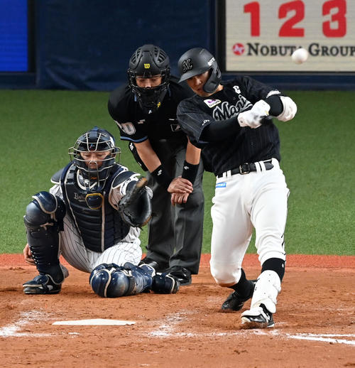 オリックス対ロッテ　9回表ロッテ2死一、二塁、中村奨は左適時2点二塁打を放つ（撮影・前岡正明）