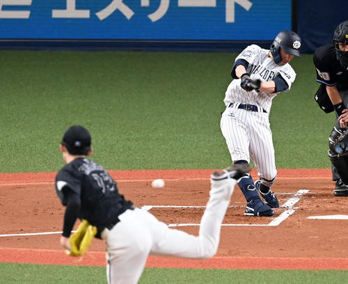 オリックス対ロッテ　1回裏オリックス無死、福田は右前打を放つ。投手佐々木朗（撮影・前岡正明）