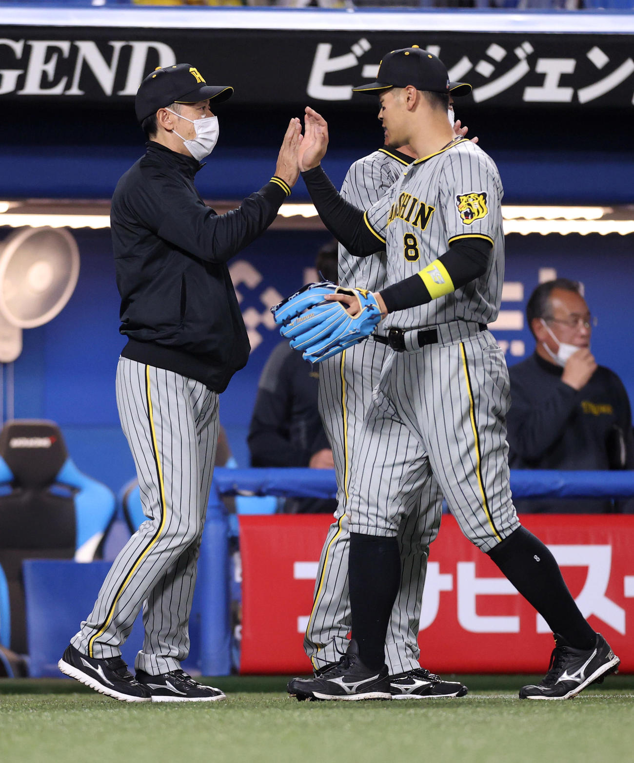ヤクルト対阪神　試合後、阪神佐藤輝（右）とタッチを交わす矢野監督（撮影・狩俣裕三）