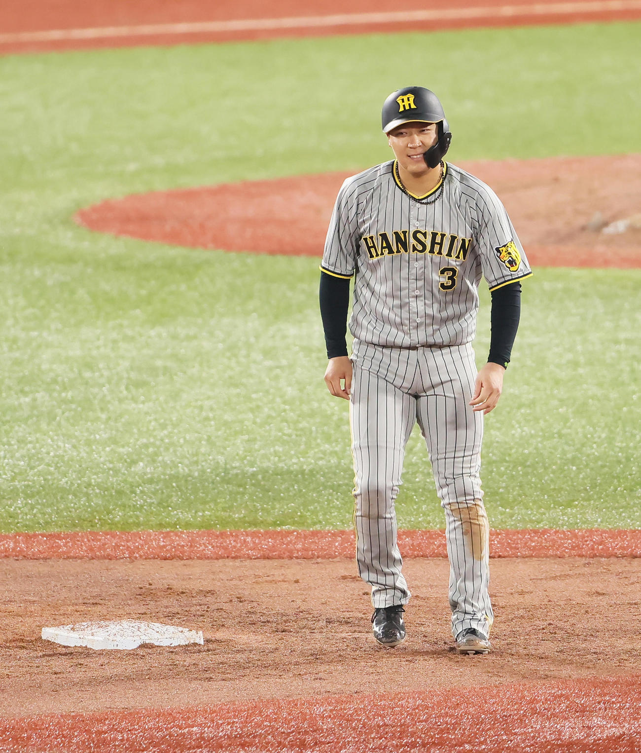 ヤクルト対阪神3回表阪神無死、左二塁打を放った大山は塁上で渋い顔を見せる（撮影・足立雅史）