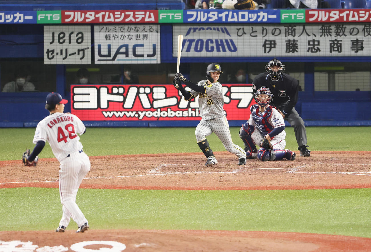 ヤクルト対阪神3回表阪神無死一、三塁、左前適時打を放つ中野（撮影・足立雅史）