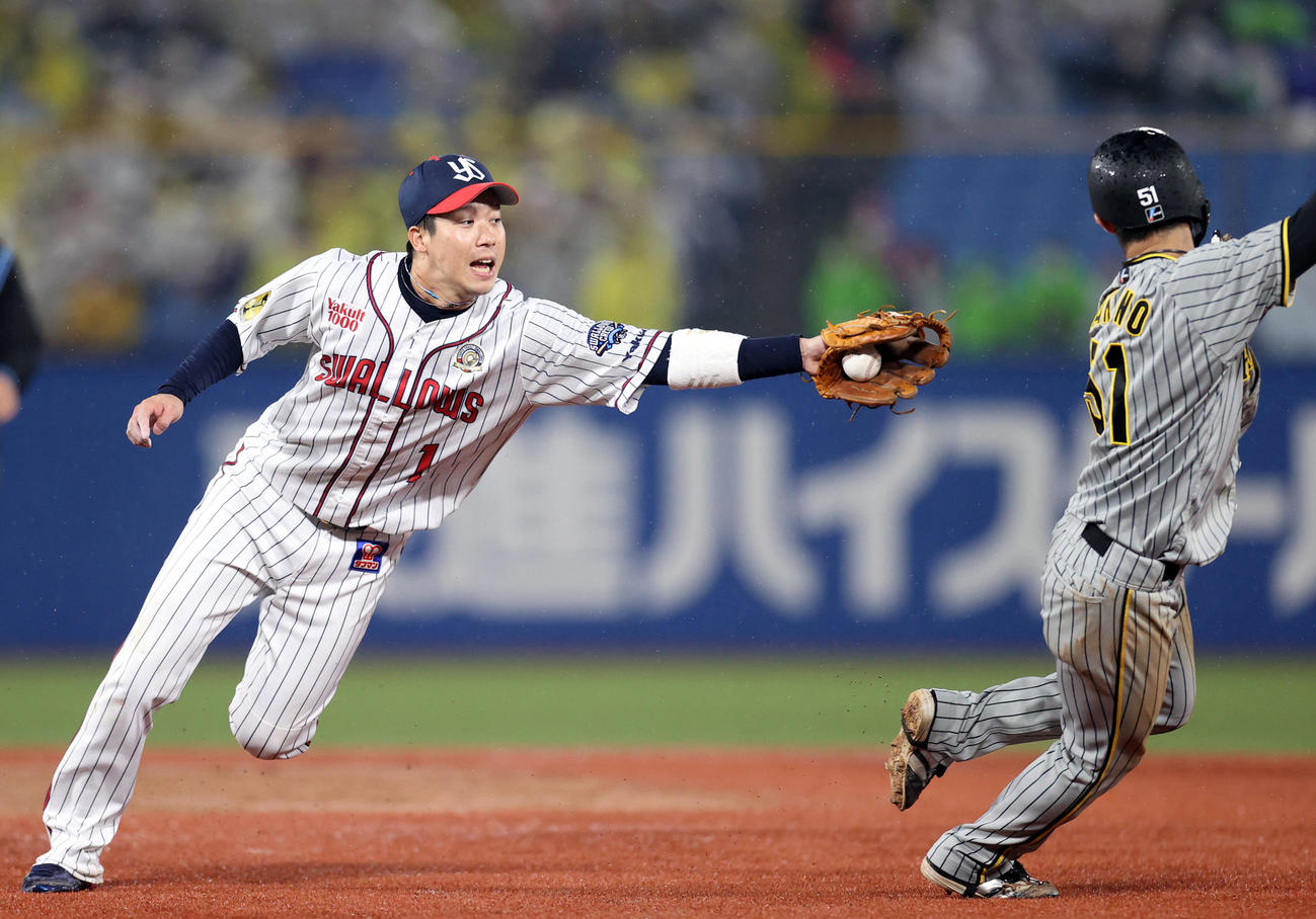 ヤクルト対阪神　3回表阪神1死一、三塁、梅野雄吾の二ゴロで一塁走者中野（右）をタッチしようとするも、いったんかわされ、その間に三塁走者糸井の生還を許すヤクルト山田（撮影・狩俣裕三）