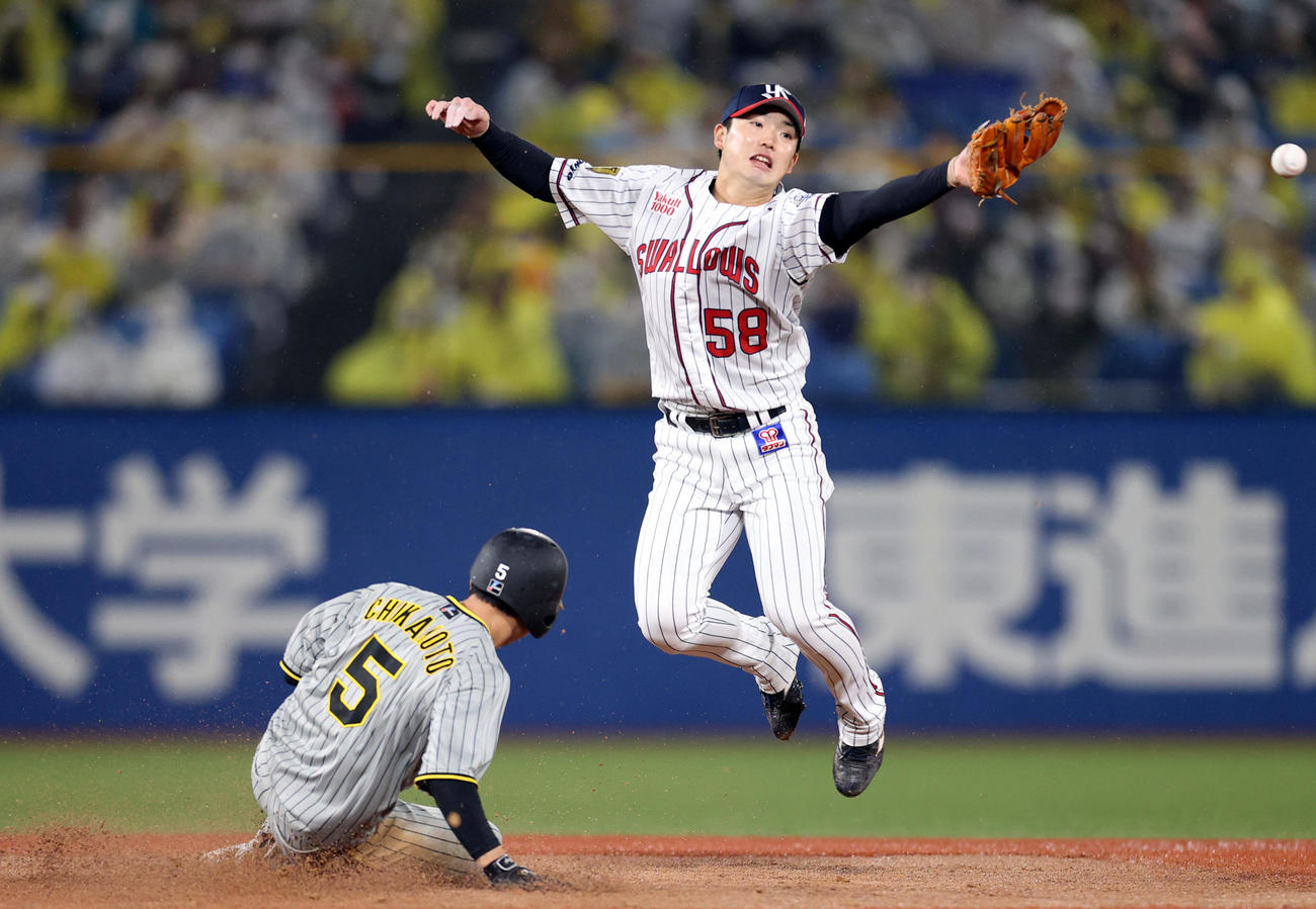 ヤクルト対阪神　6回表阪神1死一塁、二盗を決める阪神近本（左）。右はヤクルト長岡（撮影・狩俣裕三）