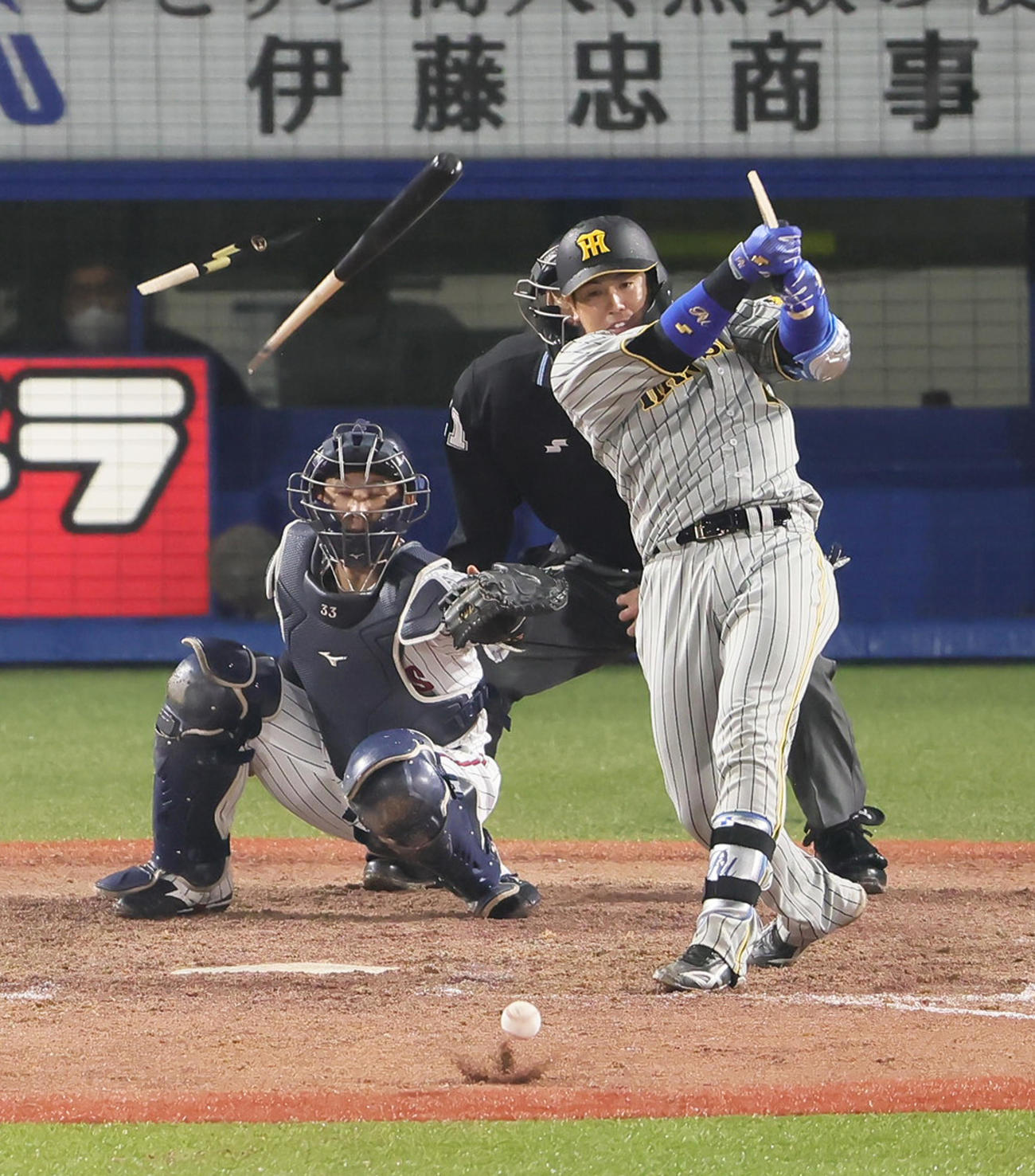 ヤクルト対阪神5回表阪神1死一塁、梅野はバットを折られ遊併殺打に倒れる（撮影・足立雅史）