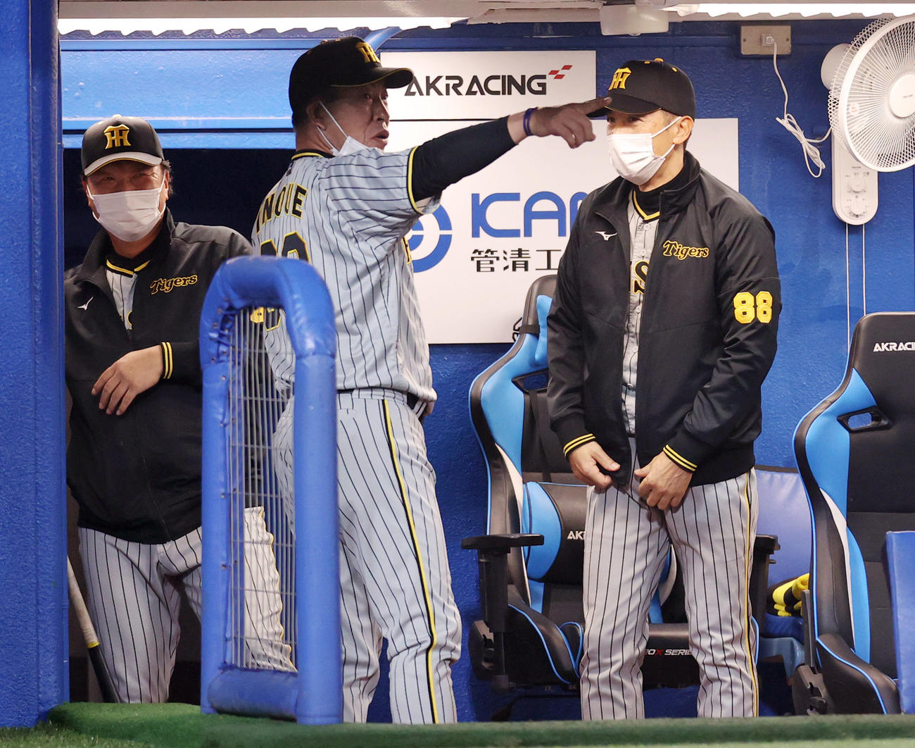 ヤクルト対阪神　6回表を終え、笑顔を見せる阪神矢野監督（右）。左は福原投手コーチ、中央は井上ヘッドコーチ（撮影・狩俣裕三）