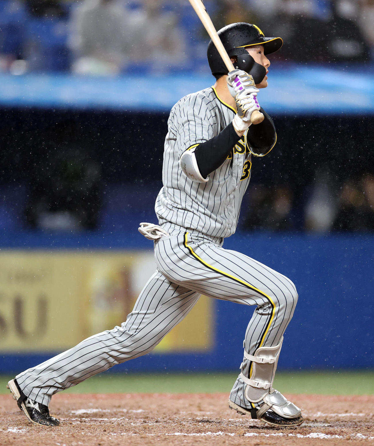 ヤクルト対阪神　7回表阪神2死二塁、2点本塁打を放つ阪神小幡（撮影・狩俣裕三）