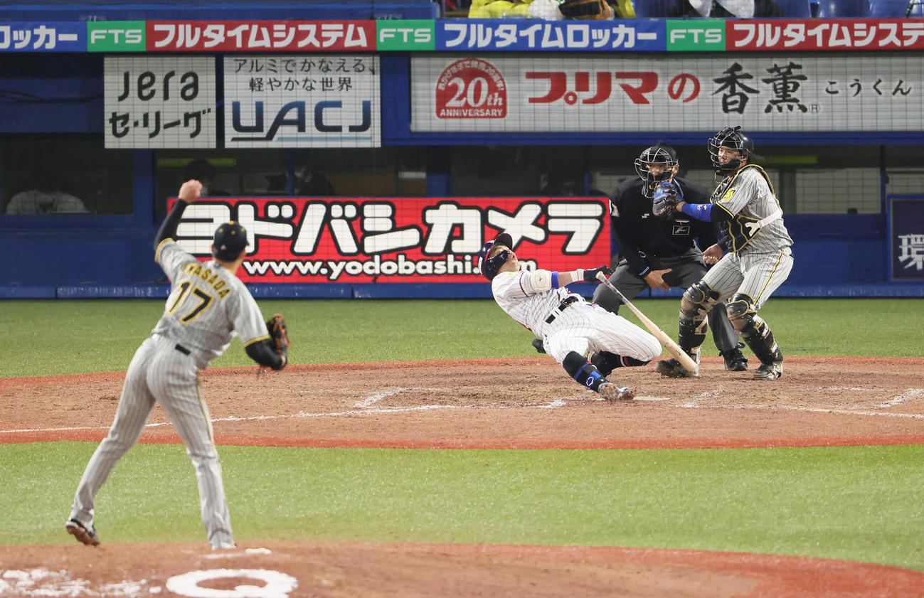 ヤクルト対阪神8回裏ヤクルト無死、青木は四球を選ぶも大きくバランスを崩す。投手岩貞（撮影・足立雅史）