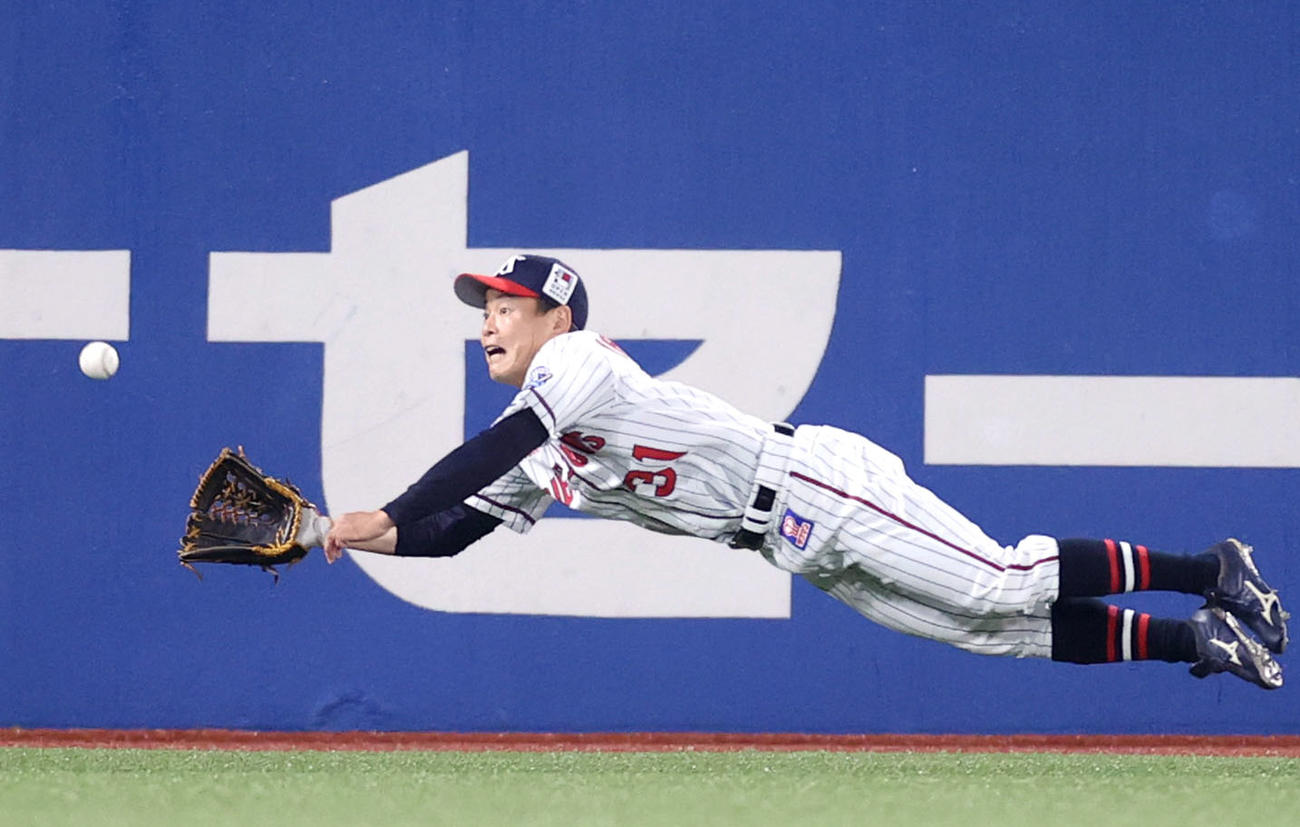 ヤクルト対阪神　9回表阪神2死、阪神小野寺の左飛を好捕するヤクルト山崎（撮影・狩俣裕三）
