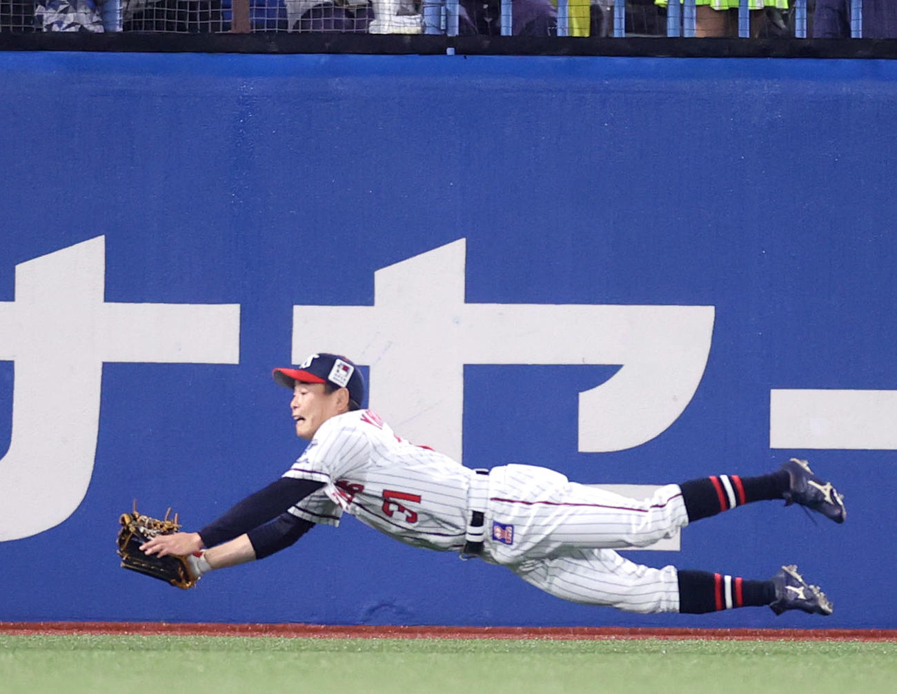 ヤクルト対阪神　9回表阪神2死、阪神小野寺の左飛を好捕するヤクルト山崎（撮影・狩俣裕三）