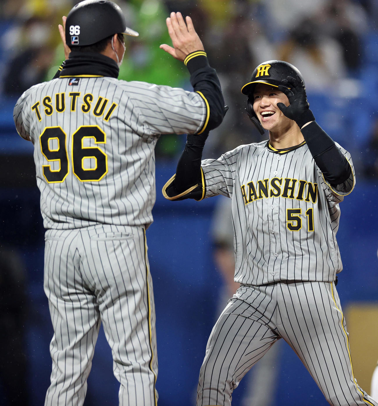 ヤクルト対阪神　1回表阪神2死一塁、2点本塁打を放つ阪神中野（右）（撮影・狩俣裕三）