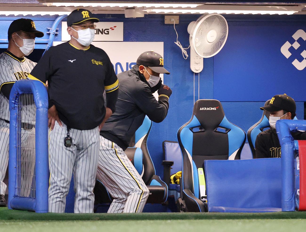 ヤクルト対阪神　2回表、ベンチで素振りする阪神矢野監督（中央）（撮影・狩俣裕三）
