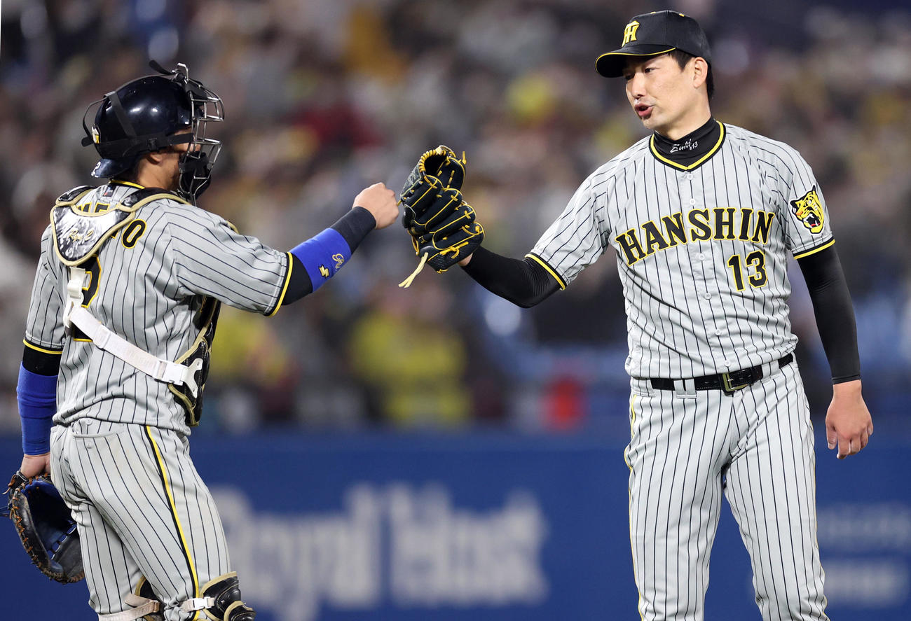 ヤクルト対阪神　試合後、喜びを分かち合う阪神梅野（左）と岩崎（撮影・狩俣裕三）