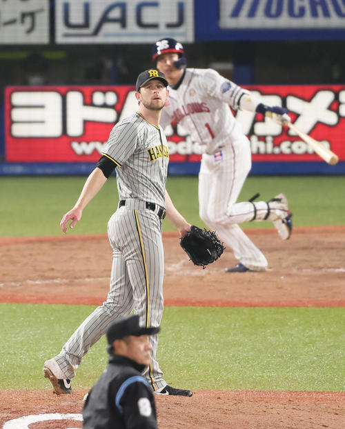 ヤクルト対阪神5回裏ヤクルト2死一塁、山田（後方）を中飛に仕留めたガンケル（撮影・足立雅史）