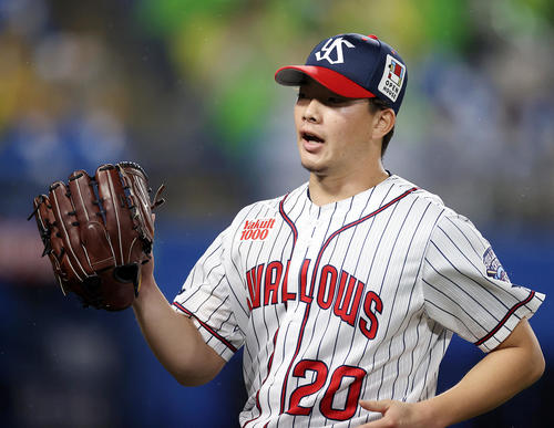 ヤクルト対阪神　5回表を抑え、ベンチに戻るヤクルト3番手の木沢（撮影・狩俣裕三）