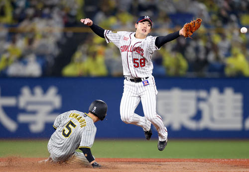 ヤクルト対阪神　6回表阪神1死一塁、二盗を決める阪神近本（左）。右はヤクルト長岡（撮影・狩俣裕三）