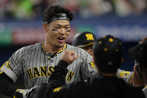 ヤクルト対阪神　1回表阪神1死一塁、先制の右越え2点本塁打を放ち、ナインに迎えられる佐藤輝（撮影・前田充）