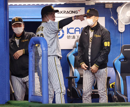 ヤクルト対阪神　6回表を終え、笑顔を見せる阪神矢野監督（右）。左は福原投手コーチ、中央は井上ヘッドコーチ（撮影・狩俣裕三）