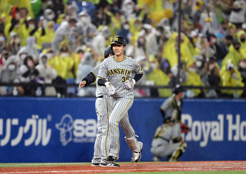 ヤクルト対阪神　7回表阪神2死二塁、2点本塁打を放つ阪神小幡（撮影・狩俣裕三）