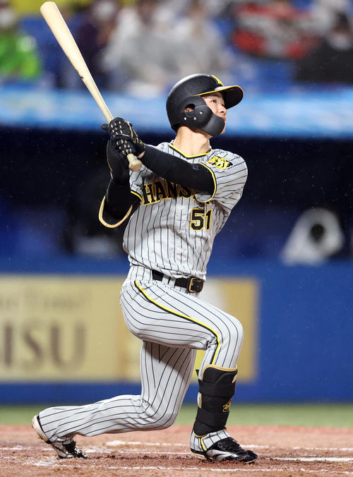 ヤクルト対阪神　1回表阪神2死一塁、2点本塁打を放つ阪神中野（撮影・狩俣裕三）