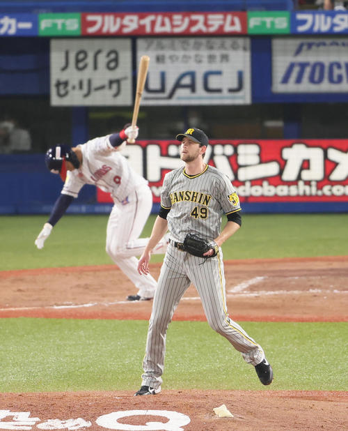 ヤクルト対阪神1回裏ヤクルト2死一、二塁、塩見（後方）を右飛に仕留めたガンケル（撮影・足立雅史）