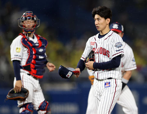 ヤクルト対阪神　3回表途中、降板するヤクルト先発金久保（右）（撮影・狩俣裕三）