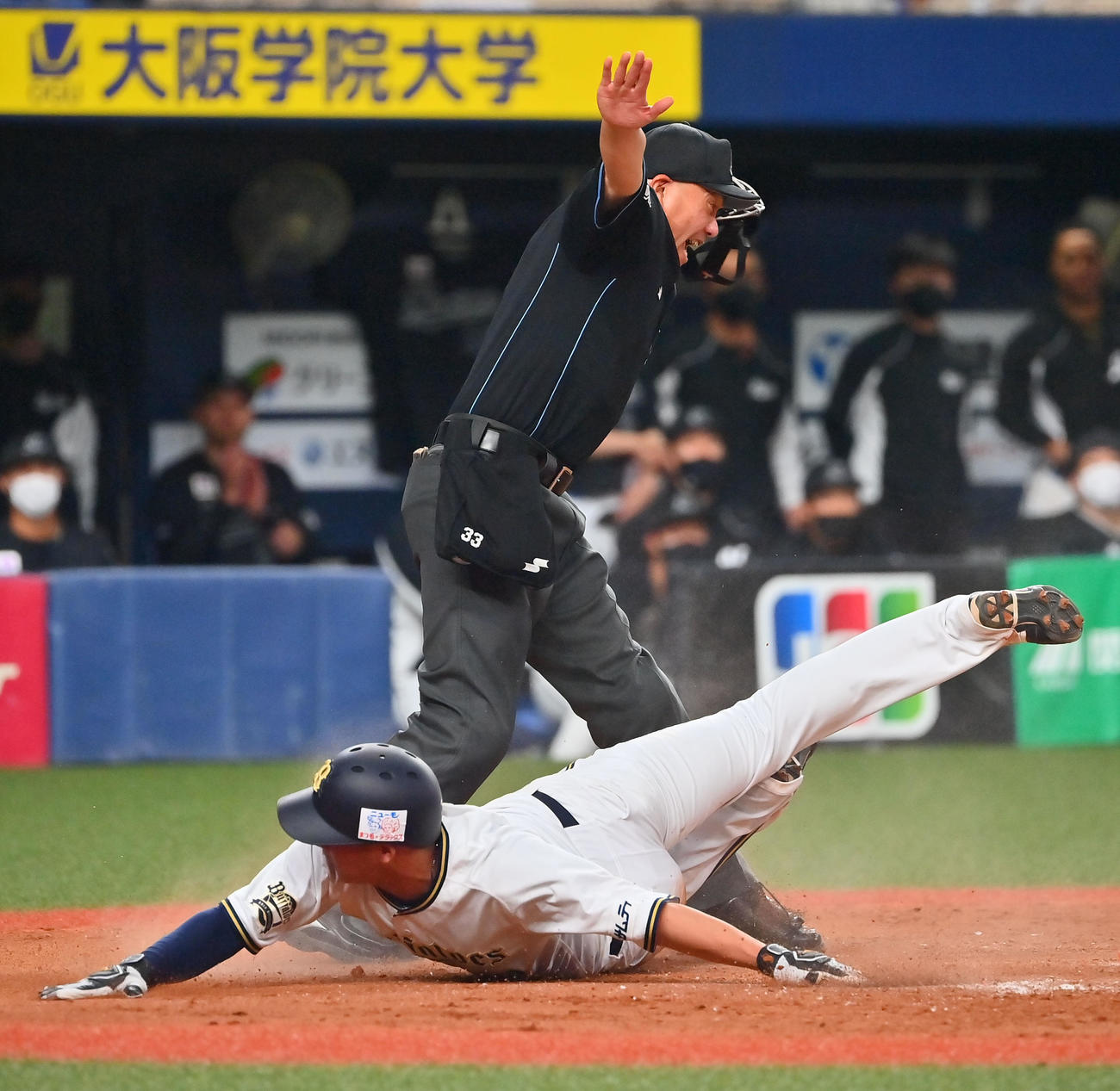 11回裏オリックス1死一、三塁、伏見の二塁ゴロでサヨナラの生還を果たす来田（撮影・和賀正仁）