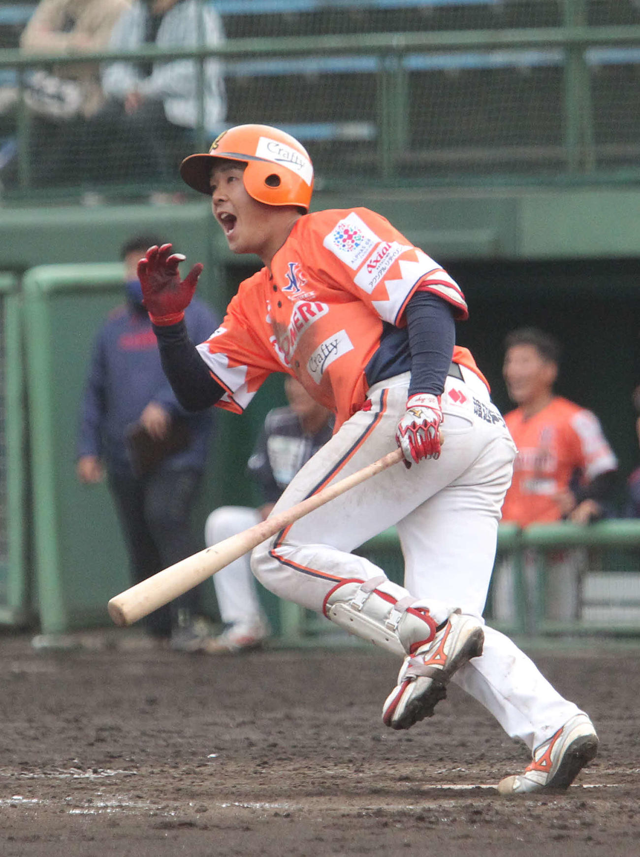 4－5の2死満塁、逆転となる走者一掃の左翼線二塁打を放つ熊倉