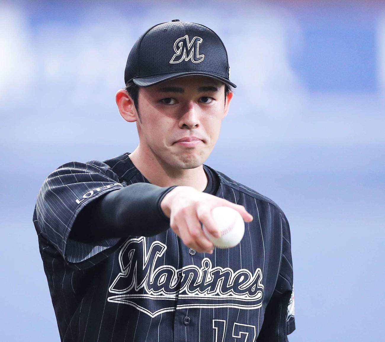 オリックス対ロッテ　試合開始前、キャッチボールを終えるロッテ佐々木朗（撮影・河田真司）