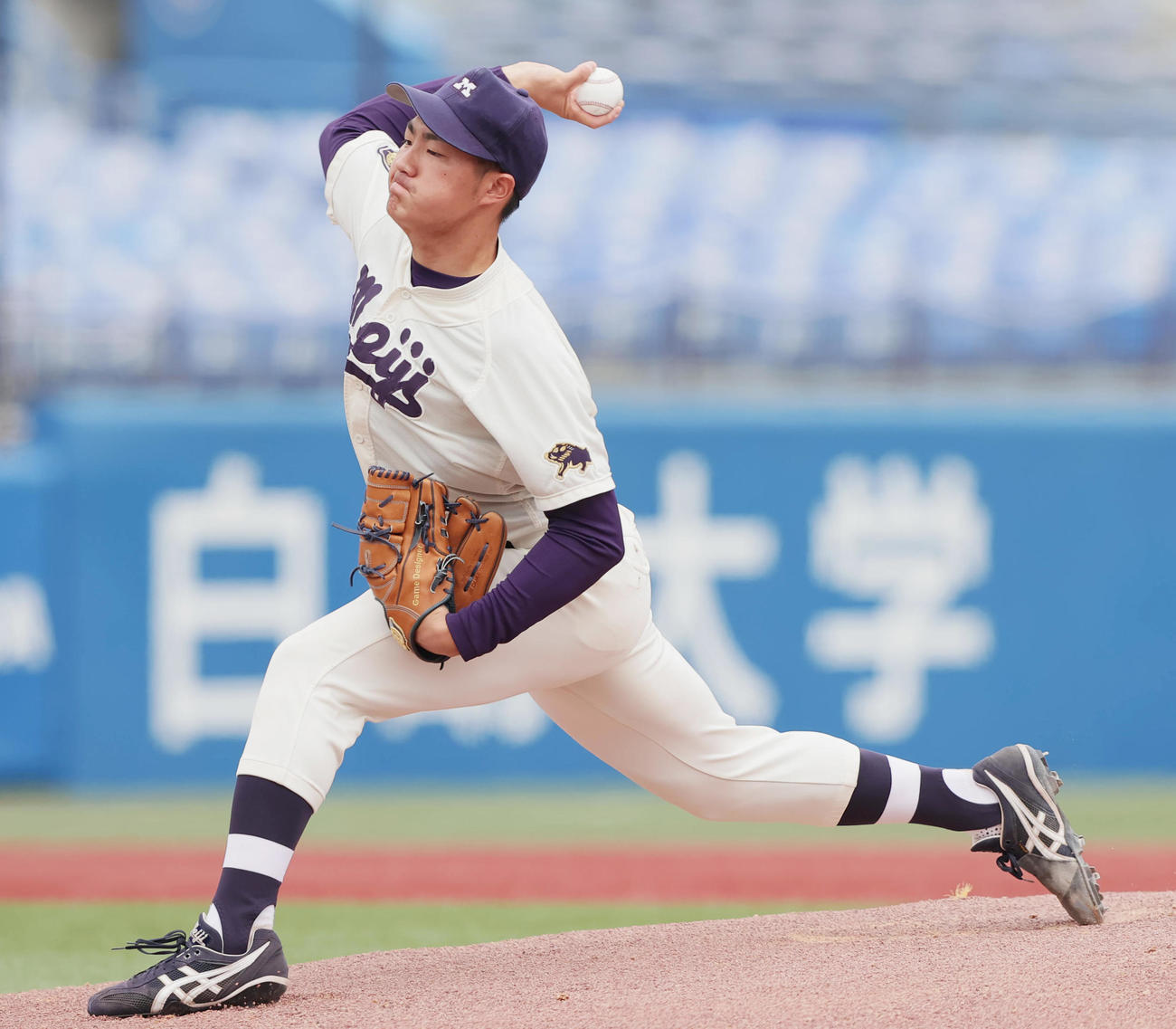 早大対明大　力投する明大先発の村田（撮影・野上伸悟）