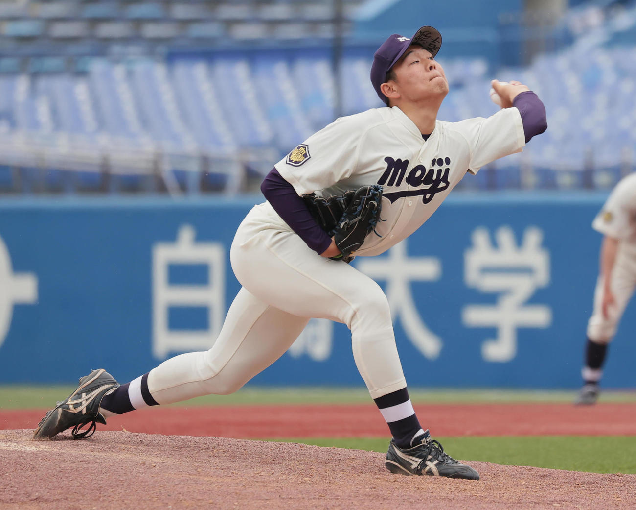 早大対明大　力投する明大・渡部慎（撮影・野上伸悟）