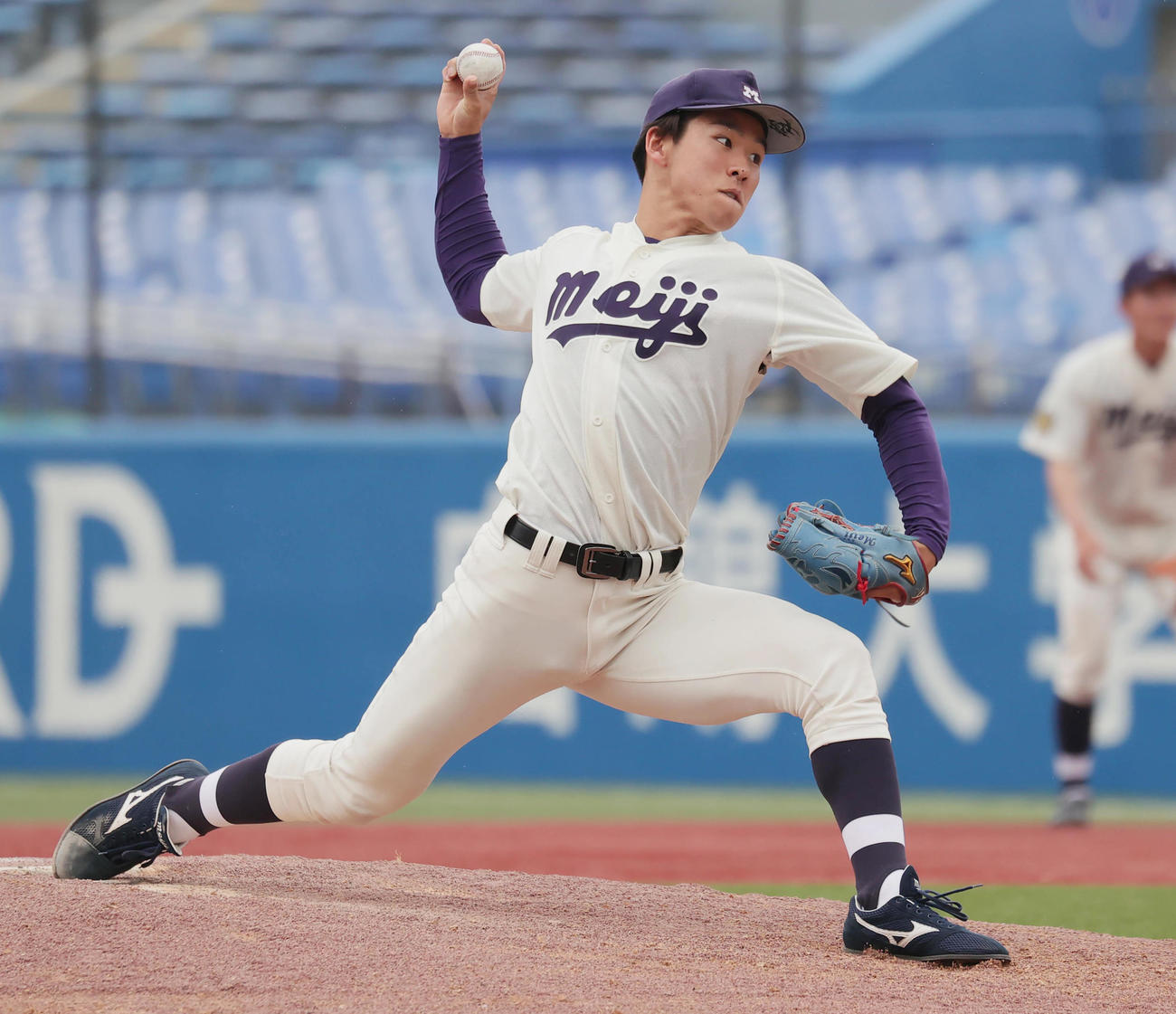 早大対明大　力投する明大・渡部翔（撮影・野上伸悟）