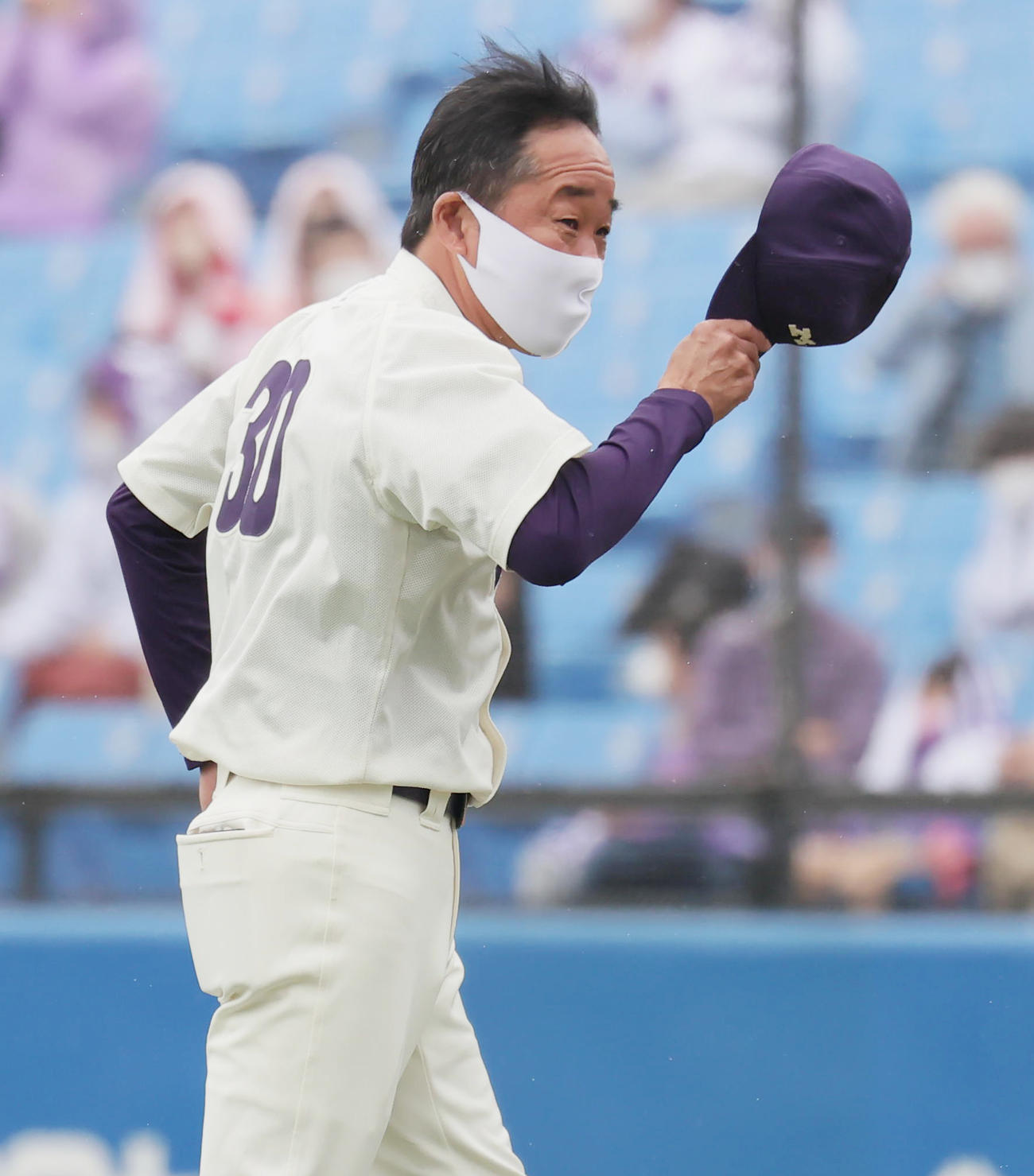 早大対明大　マウンドからベンチに戻る明大・田中監督（撮影・野上伸悟）