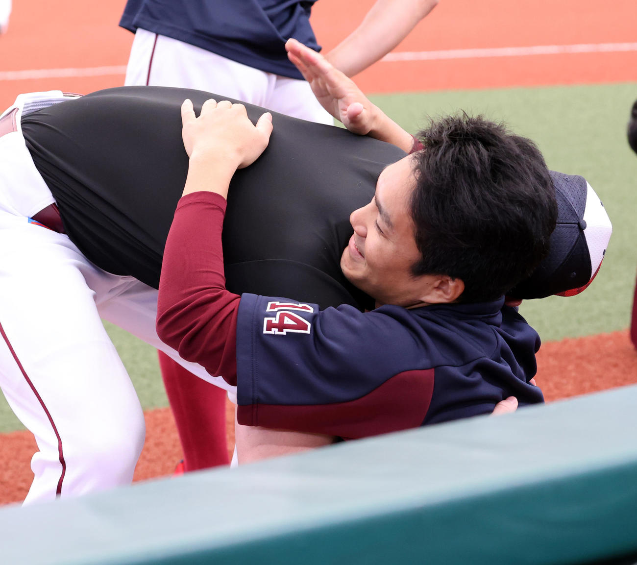 西武対楽天　1軍に合流した楽天則本（右）はブセニッツと笑顔でハグする（撮影・浅見桂子）