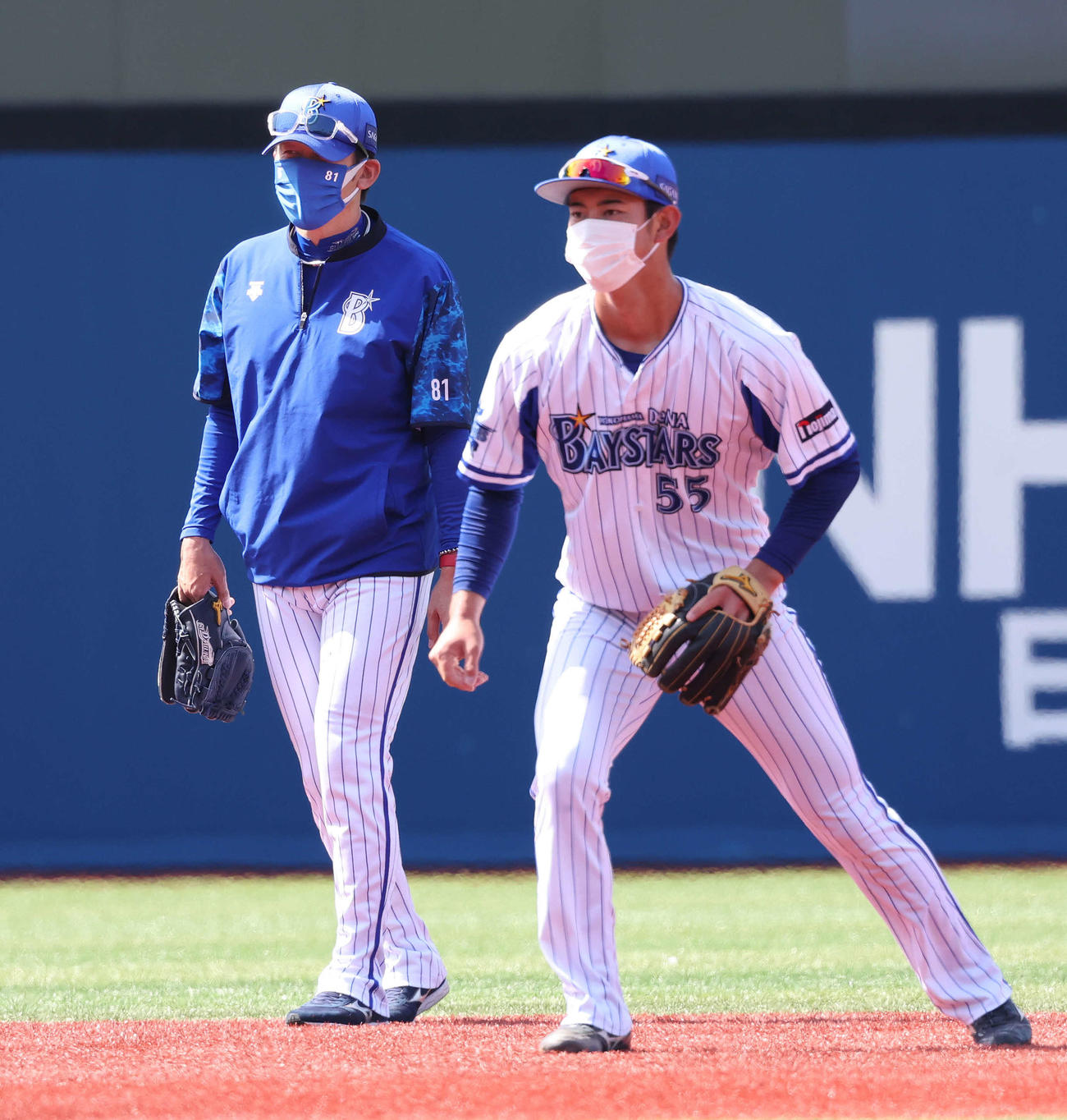 22年4月9日、DeNA三浦監督が見つめる前でノックを受ける田部隼人（右）