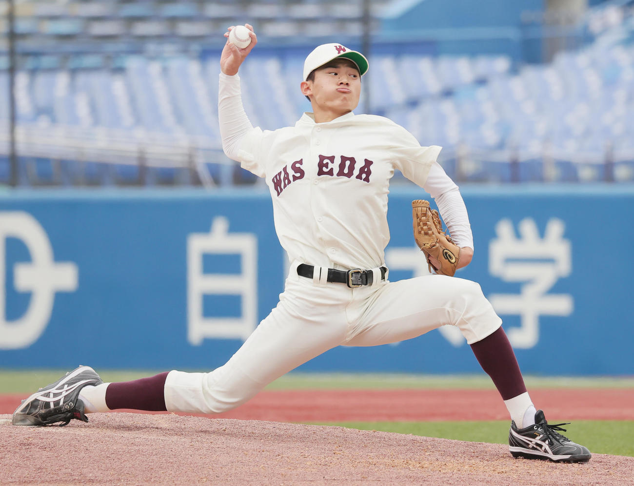 早大対明大　力投する早大先発の加藤（撮影・野上伸悟）