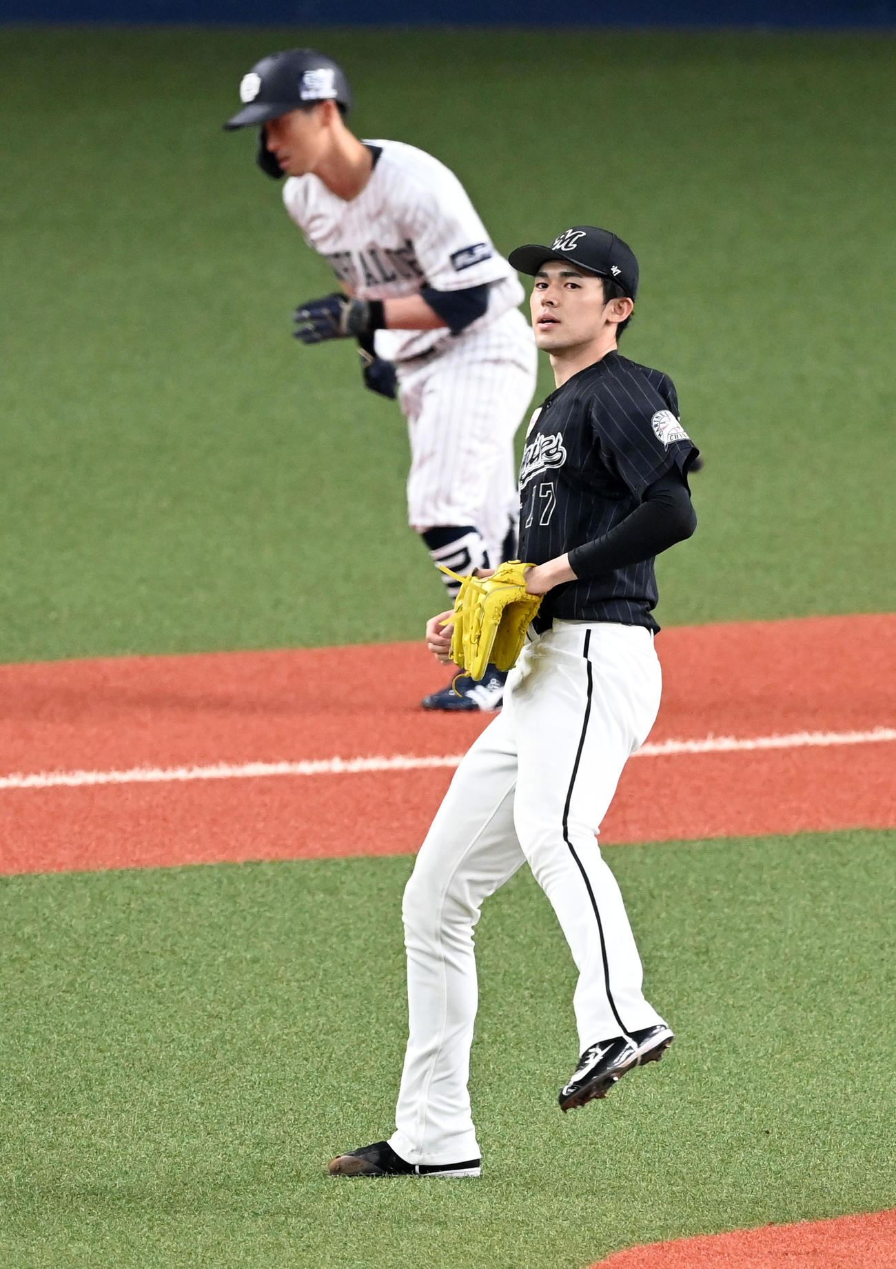 オリックス対ロッテ　1回裏オリックス無死、福田に右前打を打たれた佐々木朗（撮影・前岡正明）