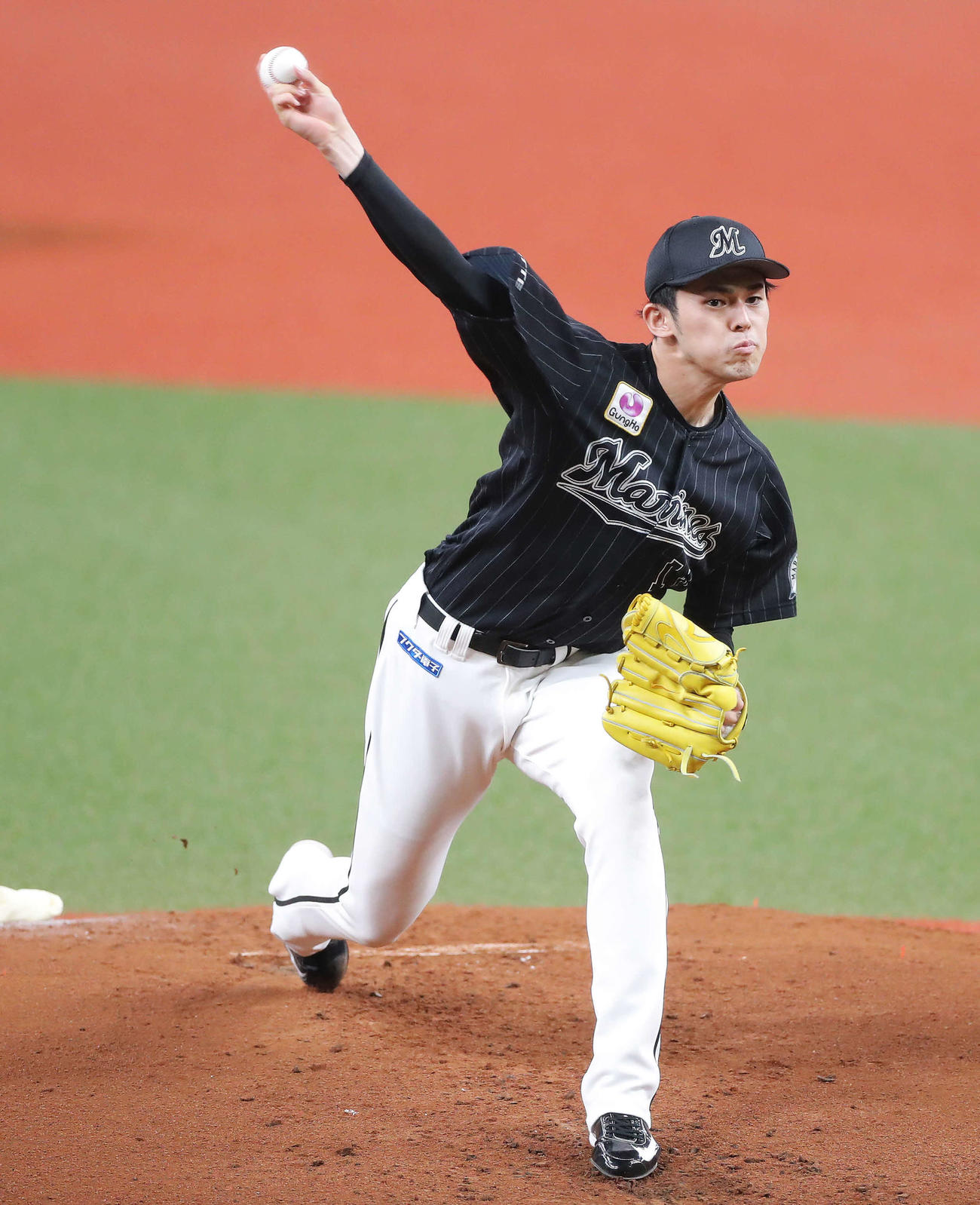 オリックス対ロッテ　第1球を投じるロッテ先発の佐々木朗（撮影・河田真司）