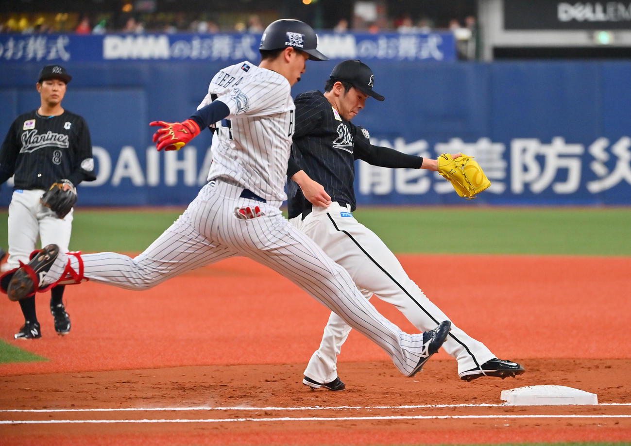 オリックス対ロッテ　1回表オリックス1死一塁、紅林の一塁への打球で一塁ベースカバーに入る佐々木朗、判定は内野安打となる（撮影・和賀正仁）