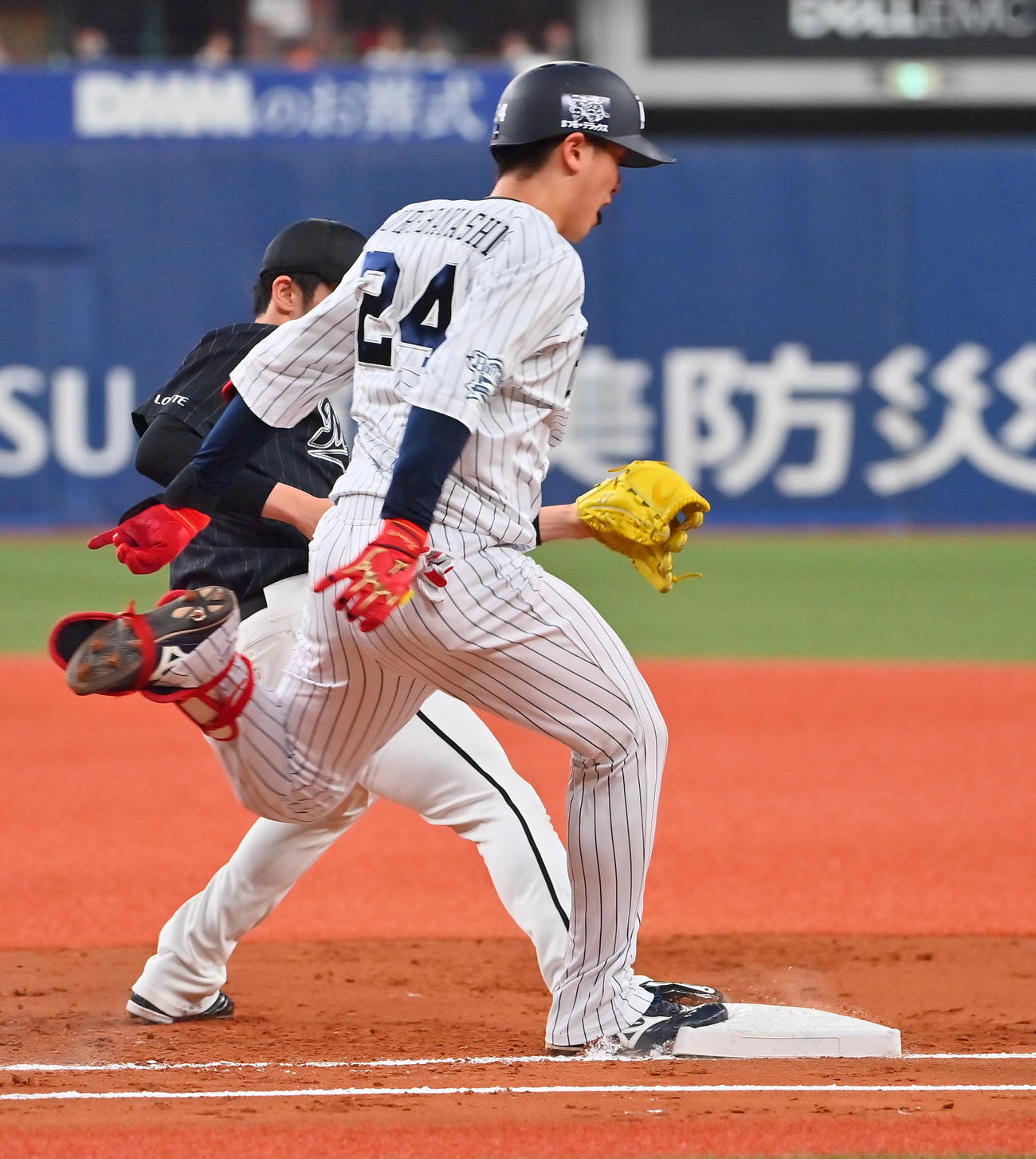 オリックス対ロッテ　1回表オリックス1死一塁、紅林の一塁への打球で一塁ベースカバーに入る佐々木朗、判定は内野安打となる（撮影・和賀正仁）