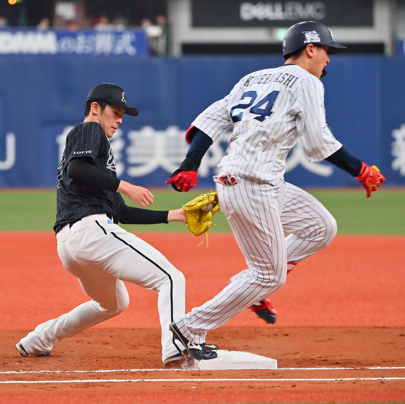 オリックス対ロッテ　1回表オリックス1死一塁、紅林の一塁への打球で一塁ベースカバーに入る佐々木朗、判定は内野安打となる（撮影・和賀正仁）