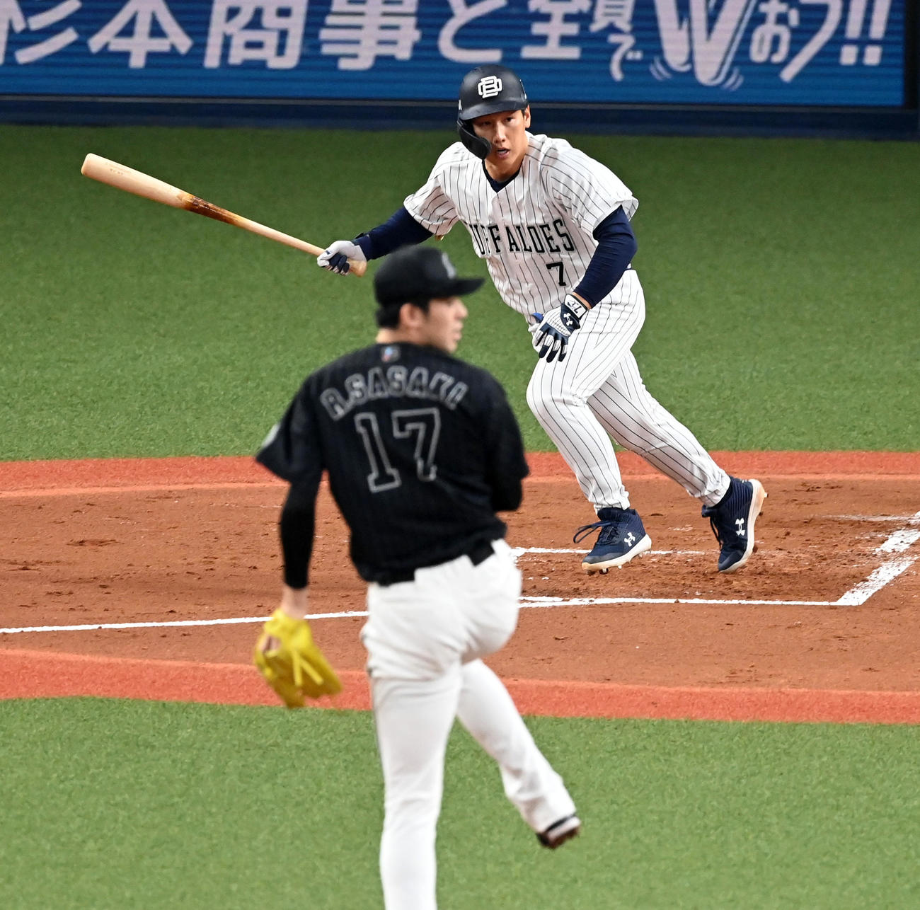 オリックス対ロッテ　1回裏オリックス1死一、二塁、吉田正尚は左前打を放つ。投手佐々木朗希（撮影・前岡正明）