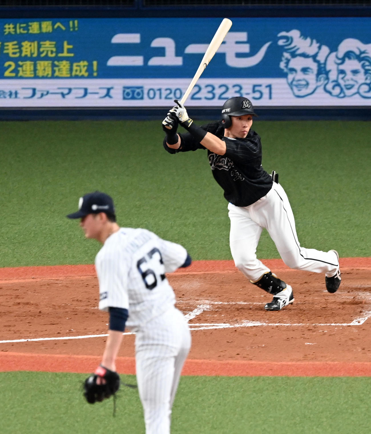 オリックス対ロッテ　2回表ロッテ2死満塁、高部は先制の左前2点適時打を放つ。投手山崎颯（撮影・前岡正明）