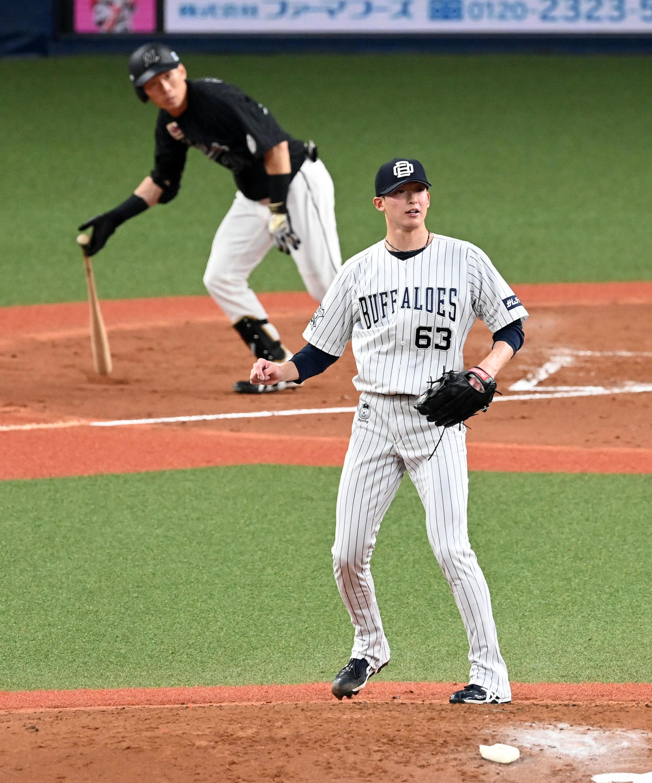 オリックス対ロッテ　2回表ロッテ2死満塁、高部に先制の左前2点適時打を打たれた山崎颯（撮影・前岡正明）