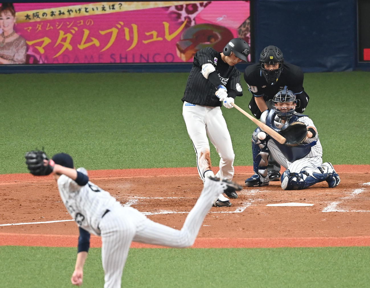 オリックス対ロッテ　2回表ロッテ2死一、二塁、和田は中前適時打を放つ。投手山崎颯（撮影・前岡正明）