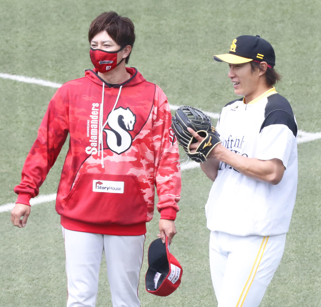 ソフトバンク対火の国サラマンダーズ　談笑をする柳田（右）と馬原監督（撮影・屋方直哉）