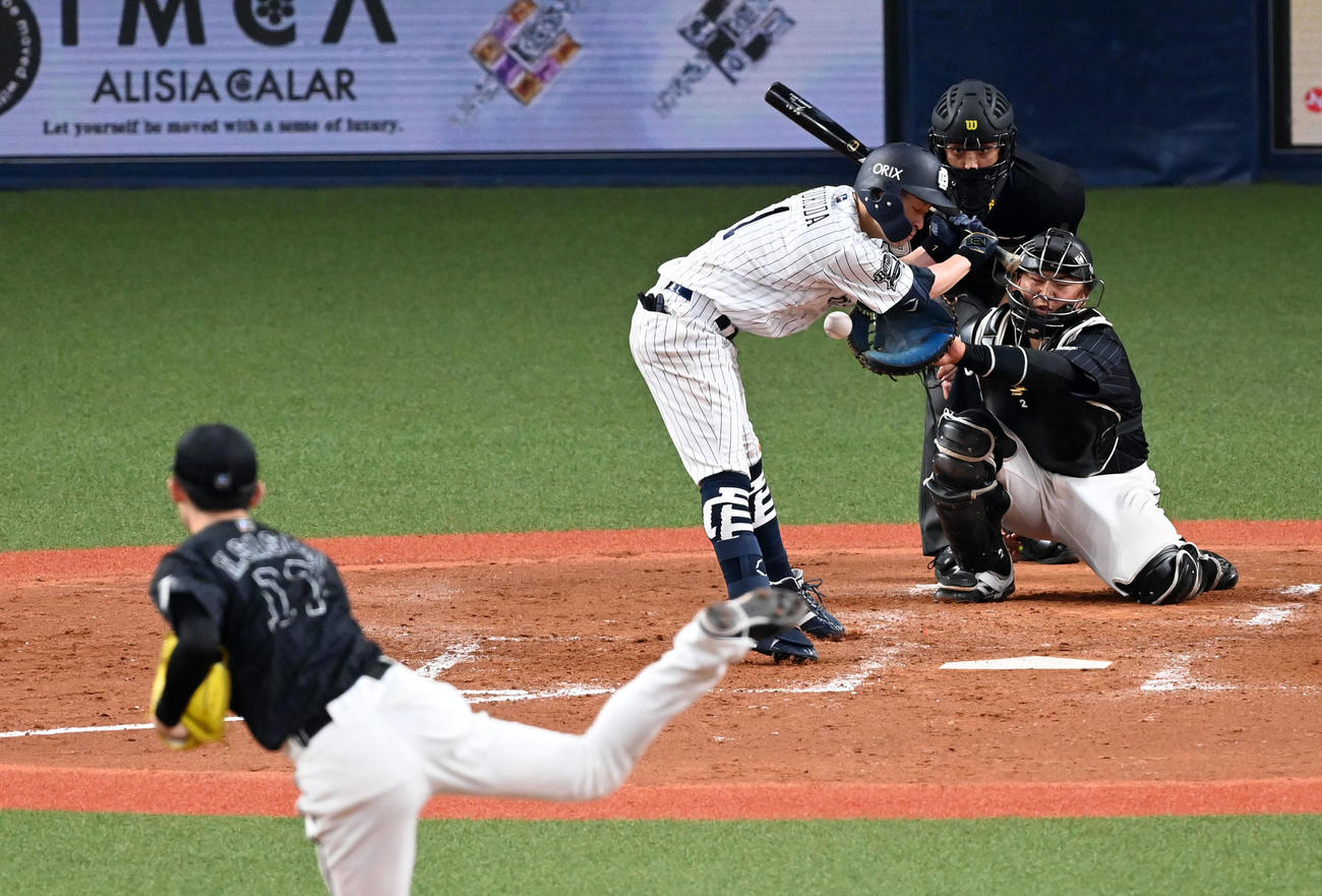 オリックス対ロッテ　3回裏オリックス無死、福田は死球を受ける。投手佐々木朗希（撮影・前岡正明）