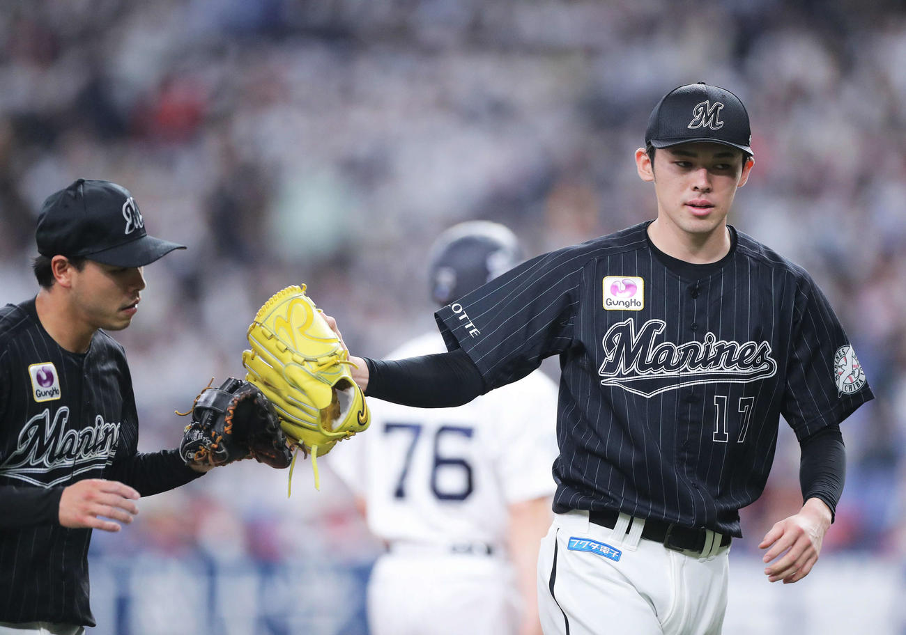 オリックス対ロッテ　2回裏を抑えベンチに戻る佐々木朗希（撮影・河田真司）