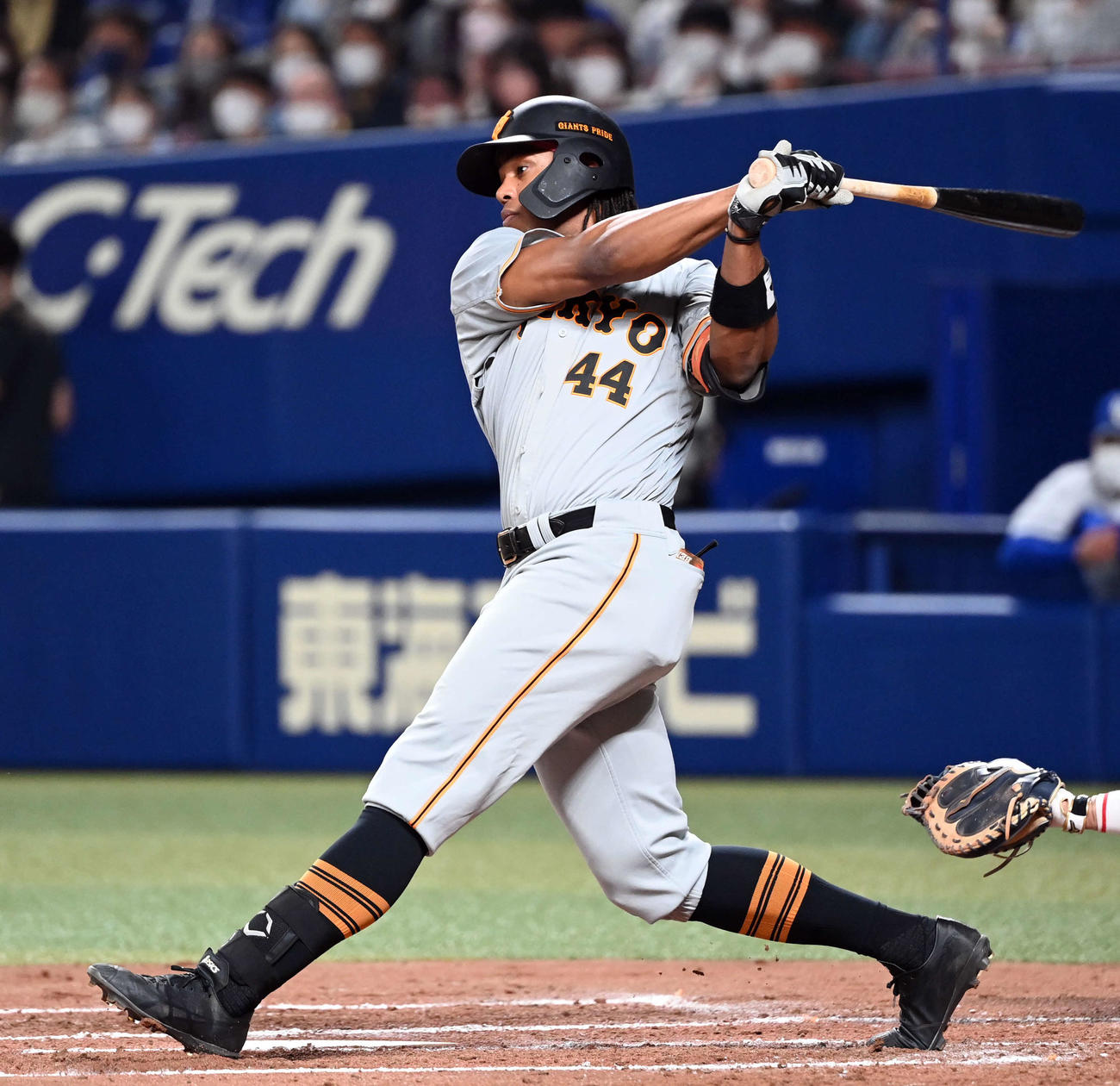中日対巨人　2回表巨人無死一塁、左前安打を放つウォーカー（撮影・たえ見朱実）